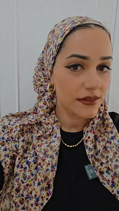 מטפחת מרובעת פרחים רקע שמנת