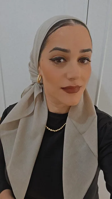 מטפחת מרובעת אפורה