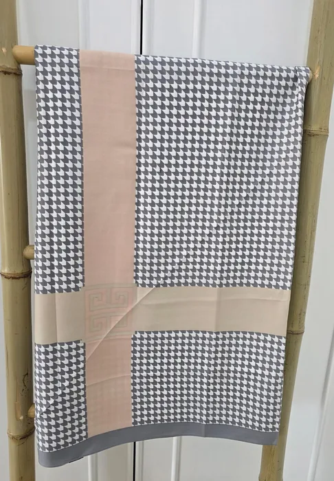 מטפחת מרובעת משי אפור לבן פס קרם