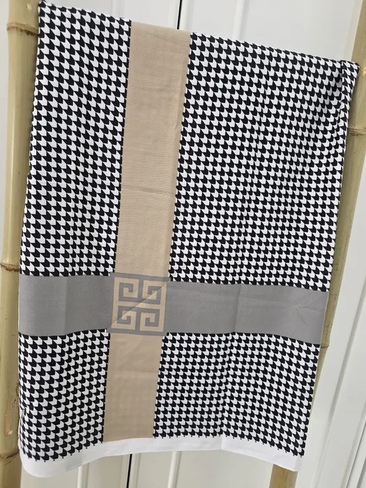 מטפחת מרובעת משי שחור לבו פס אפור