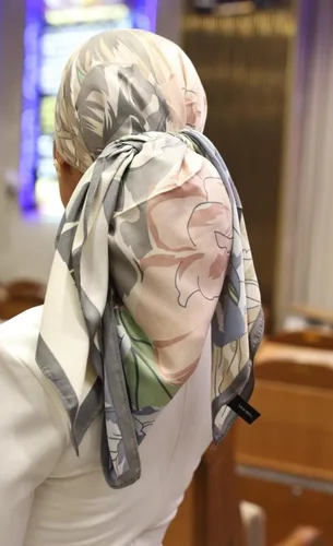 מרובעת משי פרחים אפור