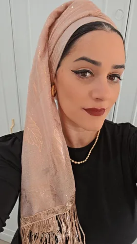 מטפחת עלים בצבע ורוד סיומת פרנזים