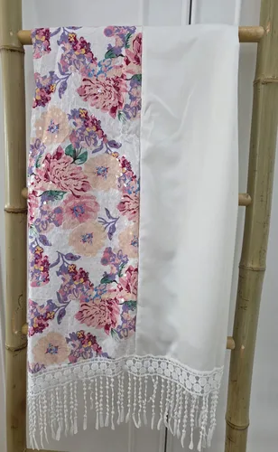 מטפחת לונג משולבת סאטן ופרחים בצבע לבן