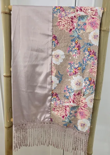 מטפחת לונג משולבת סאטן ופרחים צבע שמפניה