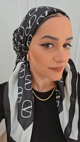 מטפחת משי דגם V שחור לבן.