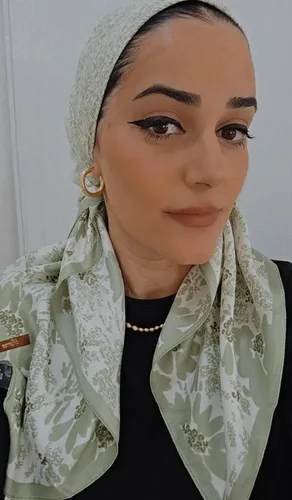 מטפחת משי מרובעת דגם נועה צבע ירוק לבן